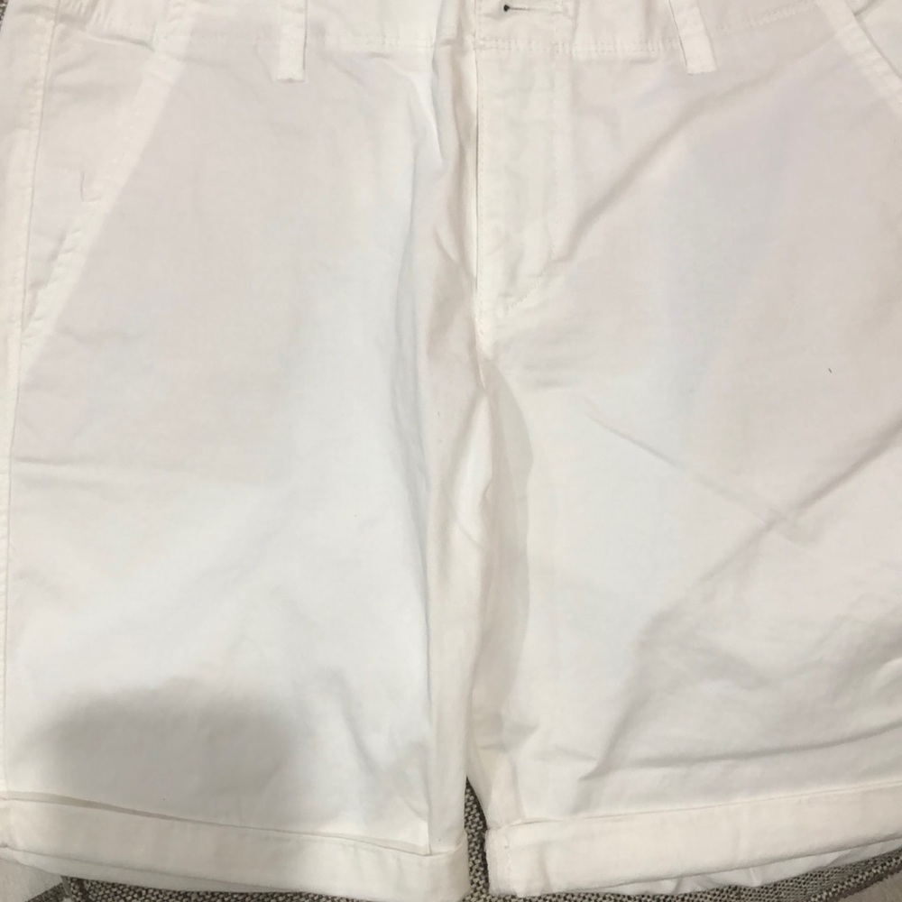 Old Navy slant pockets bermuda short off white